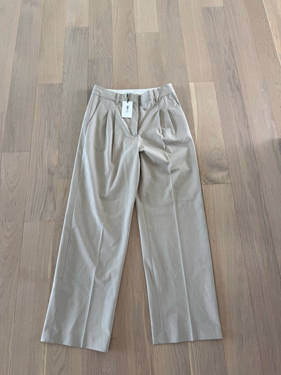 Aritzia Pants - BRAND NEW Aritzia Effortless Pant Re-Essential Light